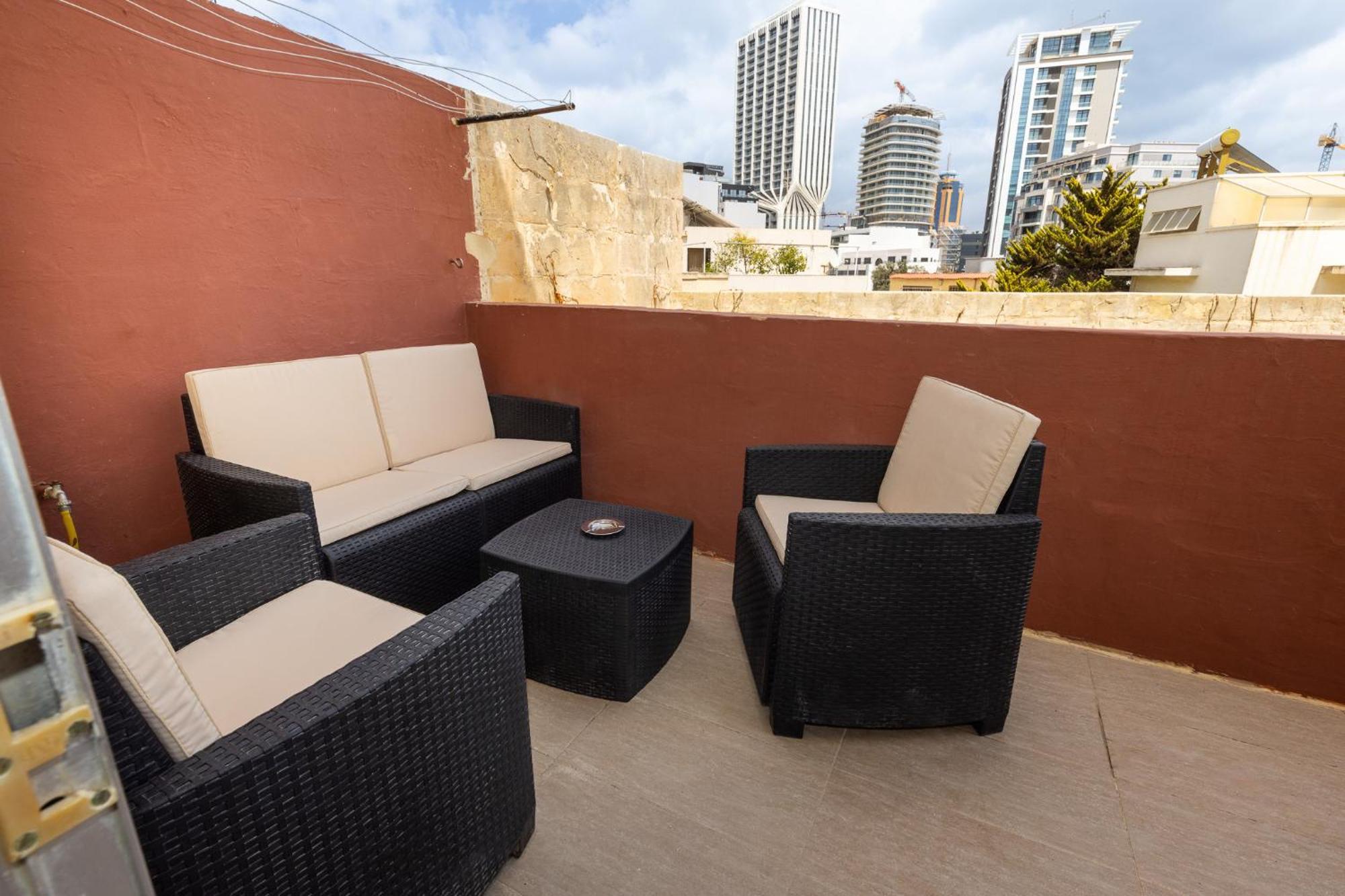 Pinewood Apartment Saint Julian's Ngoại thất bức ảnh