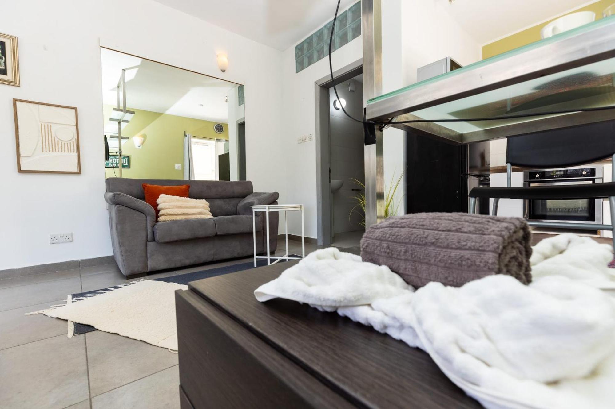 Pinewood Apartment Saint Julian's Ngoại thất bức ảnh